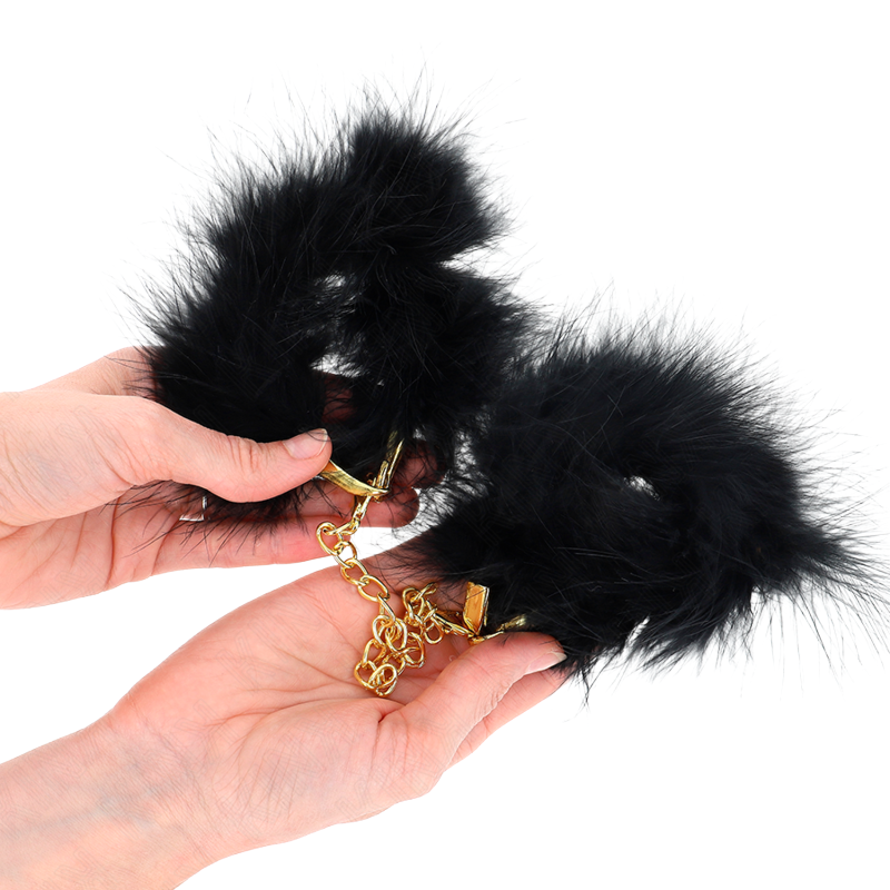 Esposas de Plumas Negras con Cadena Dorada Modelo 2