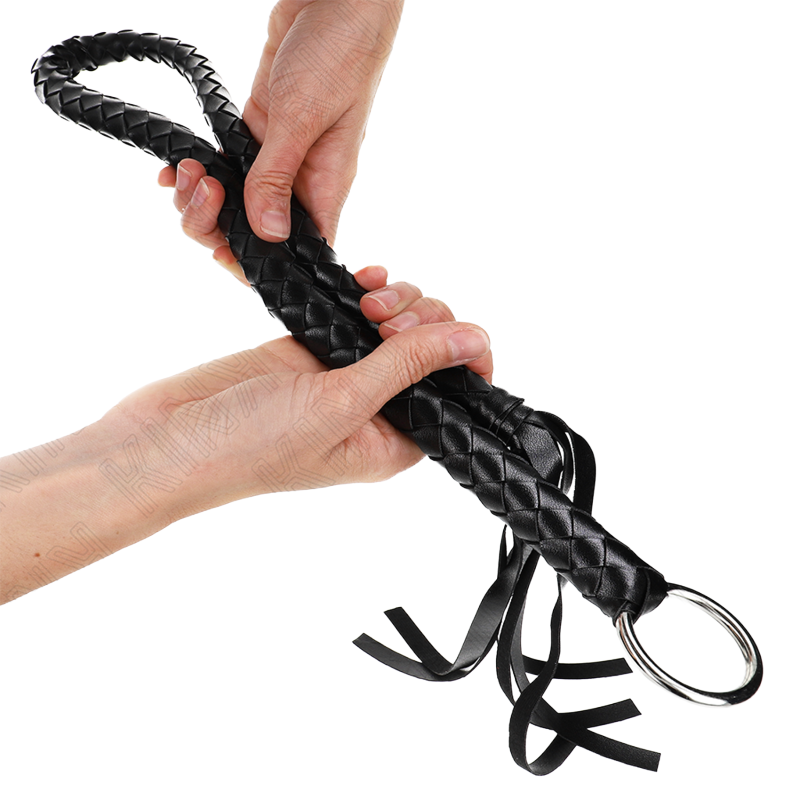 Látigo de Serpiente con Anillo de Mano Negro