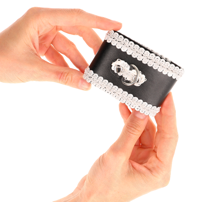 Muñequeras Negras con Encaje Blanco