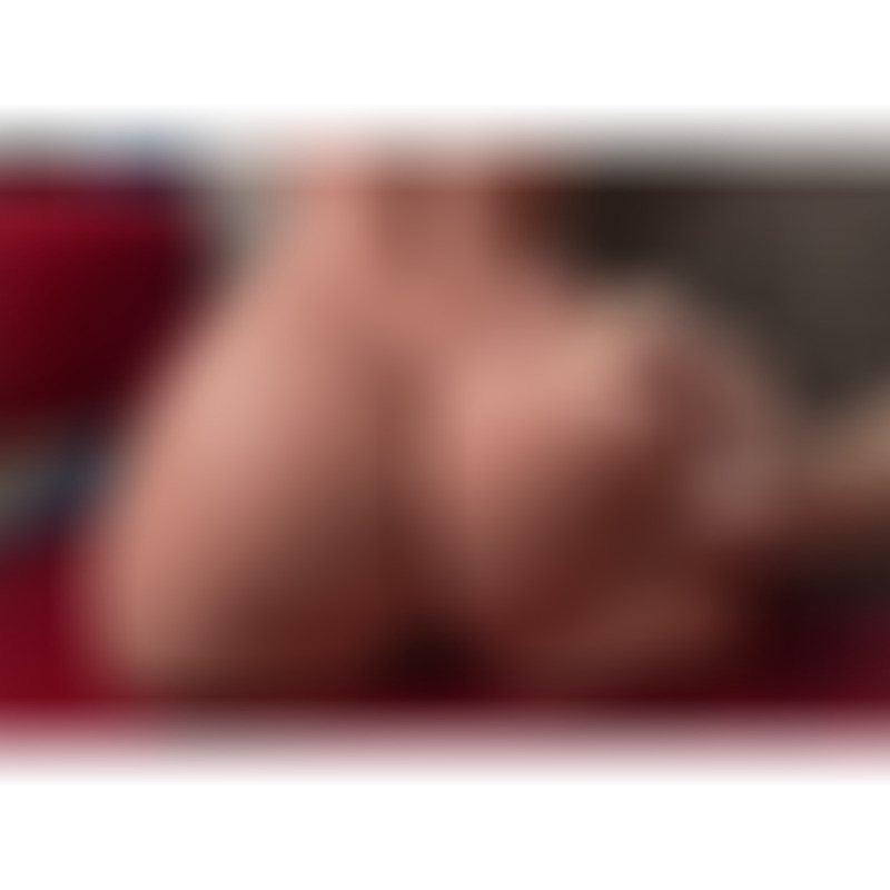 Hermosa Lady Boy Torso Femenino con Dildo con Vibración y Thrusting